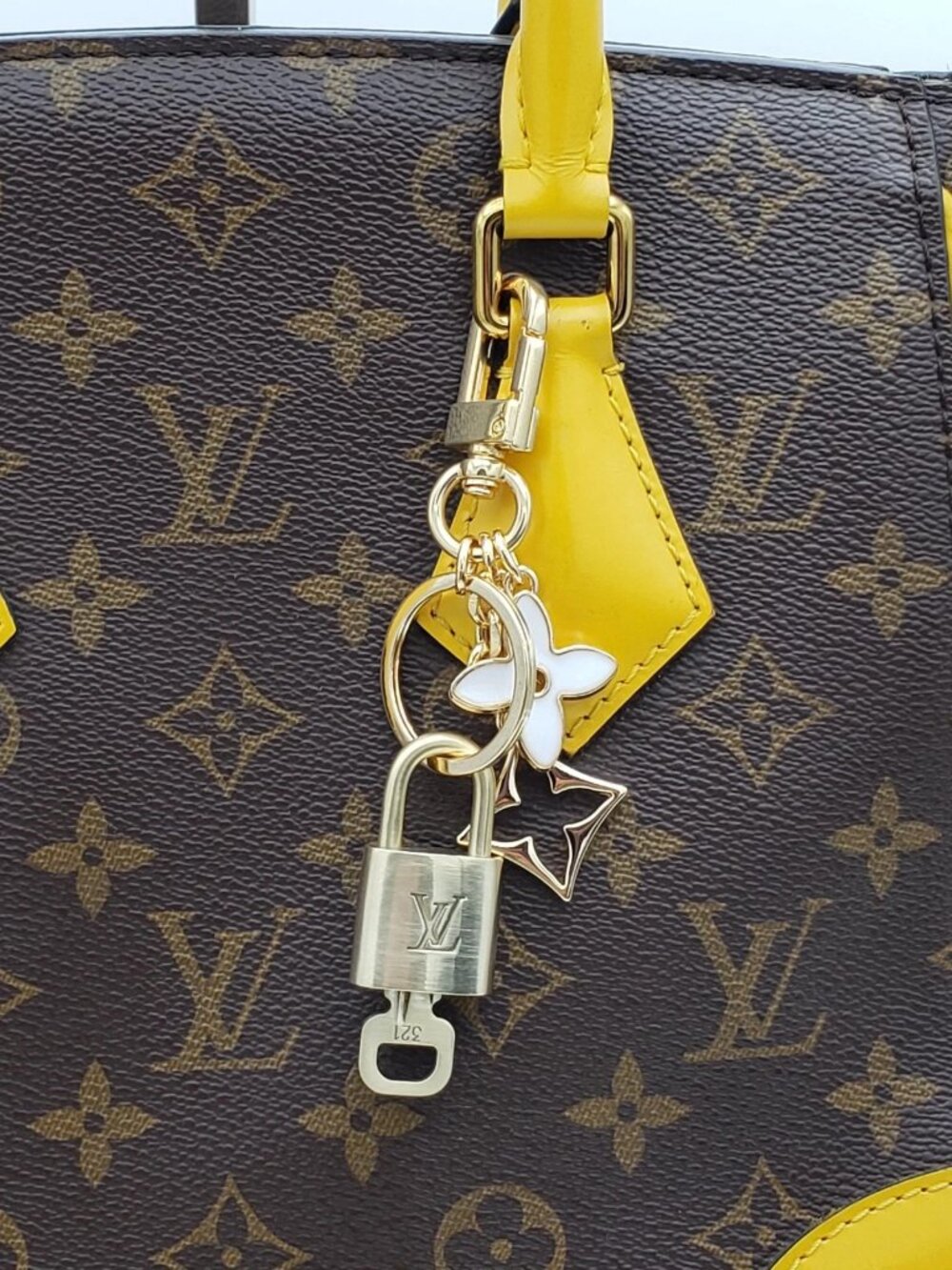 Authentic Louis Vuitton Gold Padlock 🔑 Unbranded Flower Keychain Bag Charm LV - Picture 11 of 11